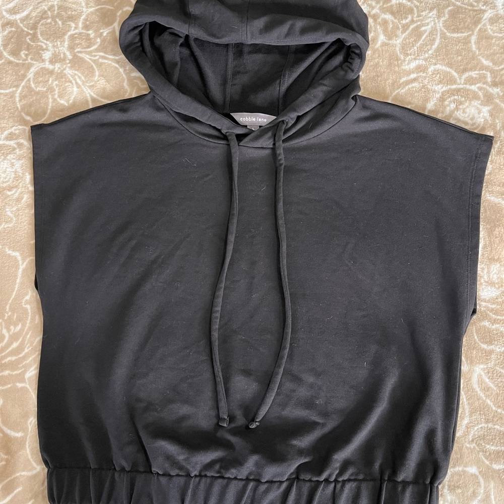 Cobble Lane Women's Black Crop
Hooded Sleeveless Activewear Top